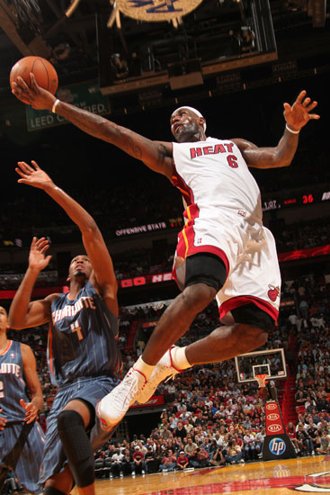 足球英超球队高薪续约门将，球迷满意（英超队豪薪续签主力门将，球迷齐声点赞）