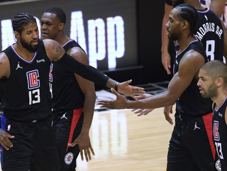 曼联后防频现漏洞遭球迷质疑（曼联防线屡现破绽，惹球迷不满）