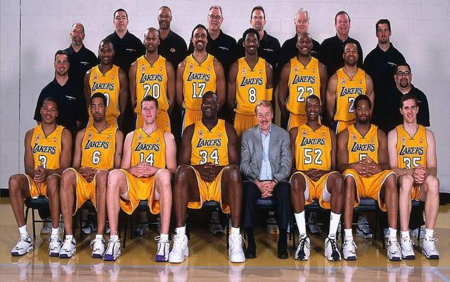 2025赛季，成都蓉城以红焰为刃、热血为甲，在三...（2025赛季，成都蓉城执赤焰为锋、披热血为甲，燃魂出征）