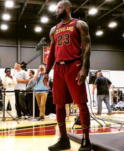 万-比萨卡8.7分羞辱老东家，曼联主场闷平保级队，阿莫林换人再遭质疑（万-比萨卡获8.7分刺痛旧主，曼联主场被保级队逼平，阿莫林换人再遭质疑）