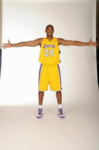 杰伦·约翰逊本赛季4次三双追平队史纪录，生涯6次排队史第二（杰伦·约翰逊单季4次三双追平队史纪录，生涯累计6次居队史第二）